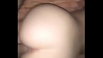 Девушка с анальной пробкой в попочке прыгает на пенисе